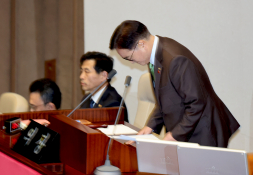탄핵가결후 고개숙여 인사하는 우원식 의장 2024.12.14.jpg