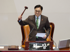 윤 대통령 탄핵소추안 가결 선포하는 우윈식 의장.JPG